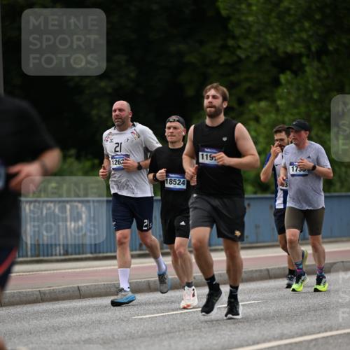 29.06.2025 - hella hamburg halbmarathon Dr. Thomas Lammeyer http://msf.ph/oto/8335910 29.06.2025 10:40:00 Kennedybrücke 1336, 2352, 2412, 2588, 2827, 3828, 4413, 4965, 5147, 6029, 6189, 6867, 7275, 8356, 8567, 8947, 9470, 9819, 10047, 10565, 10567, 10652, 11187, 11198, 11233, 11359 meine-sportfotos.de