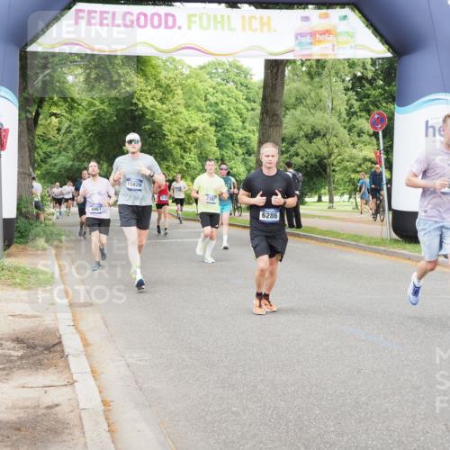 29.06.2025 - hella hamburg halbmarathon MichiJ http://msf.ph/oto/8336033 29.06.2025 10:39:08 Zwischen KM18-KM19 2287, 2397, 2636, 2946, 4967, 6286, 8977, 9214, 9656, 12224, 12949, 14122, 14561, 15126, 15496, 17131, 17815, 18869 meine-sportfotos.de