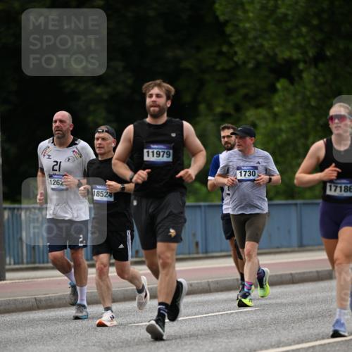 29.06.2025 - hella hamburg halbmarathon Dr. Thomas Lammeyer http://msf.ph/oto/8336094 29.06.2025 10:40:00 Kennedybrücke 1336, 2352, 2412, 2588, 2827, 3828, 4413, 4965, 5147, 6029, 6189, 6867, 7275, 8356, 8567, 8947, 9470, 9819, 10047, 10565, 10567, 10652, 11187, 11198, 11233, 11359 meine-sportfotos.de