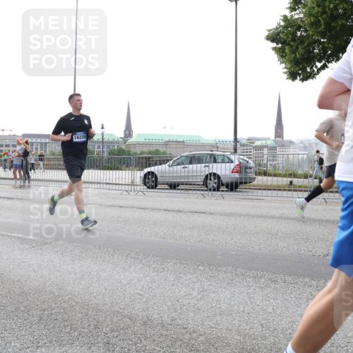29.06.2025 - hella hamburg halbmarathon Lena Gebhardt http://msf.ph/oto/8336096 29.06.2025 10:38:05 Lombardsbrücke 16220, 1196, 1394, 1457, 1475, 1578, 1596, 1742, 1791, 1799, 1901, 1966, 1985, 2113, 2199, 2498, 2786, 2853, 3010, 3230, 3242, 3246, 3286, 3338, 3635, 3636, 3716, 3880, 4414, 4921, 5139, 5300, 5522, 5713, 5875, 6199, 6200, 6243, 6362, 6697, 6751, 6930, 7118, 7165, 7244, 7321, 7350, 7552, 7629, 7696, 7868, 7914, 8985, 9247, 9288, 9895, 10159, 10506, 10836, 11087, 11543, 12254, 12472, 12824, 17798 meine-sportfotos.de