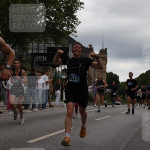 29.06.2025 - hella hamburg halbmarathon Yannick Fuchs http://msf.ph/oto/8336120 29.06.2025 10:51:56 20KM 1595, 1611, 2025, 2488, 2656, 2759, 2806, 2840, 2883, 2907, 3093, 3859, 4319, 4426, 4467, 4502, 4579, 4632, 4708, 4833, 5277, 5341, 5926, 6104, 6138, 6147, 6531, 6595, 7138, 7189, 8322, 8585, 9316, 9485, 10599, 10788, 11645, 12585, 13465, 13816, 13880, 14266, 14571, 15217, 15229, 16517, 16531, 17405, 17415, 17455, 17543, 17827, 18068, 18180, 18492, 18501, 18587, 18762, 18891 meine-sportfotos.de