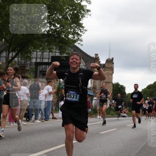 29.06.2025 - hella hamburg halbmarathon Yannick Fuchs http://msf.ph/oto/8336247 29.06.2025 10:51:56 20KM 1595, 1611, 2025, 2488, 2656, 2759, 2806, 2840, 2883, 2907, 3093, 3859, 4319, 4426, 4467, 4502, 4579, 4632, 4708, 4833, 5277, 5341, 5926, 6104, 6138, 6147, 6531, 6595, 7138, 7189, 8322, 8585, 9316, 9485, 10599, 10788, 11645, 12585, 13465, 13816, 13880, 14266, 14571, 15217, 15229, 16517, 16531, 17405, 17415, 17455, 17543, 17827, 18068, 18180, 18492, 18501, 18587, 18762, 18891 meine-sportfotos.de