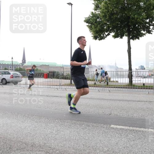 29.06.2025 - hella hamburg halbmarathon Lena Gebhardt http://msf.ph/oto/8336357 29.06.2025 10:38:06 Lombardsbrücke 18572, 1196, 1394, 1457, 1475, 1578, 1596, 1742, 1791, 1799, 1901, 1966, 1985, 2113, 2199, 2498, 2786, 2853, 3010, 3094, 3095, 3230, 3242, 3246, 3286, 3338, 3635, 3636, 3716, 3880, 4414, 4921, 5139, 5300, 5522, 5713, 5875, 6199, 6200, 6243, 6362, 6697, 6751, 6930, 7118, 7165, 7244, 7321, 7350, 7552, 7629, 7696, 7868, 7914, 8985, 9247, 9288, 9895, 10159, 10506, 10836, 11087, 11543, 12254, 17798 meine-sportfotos.de