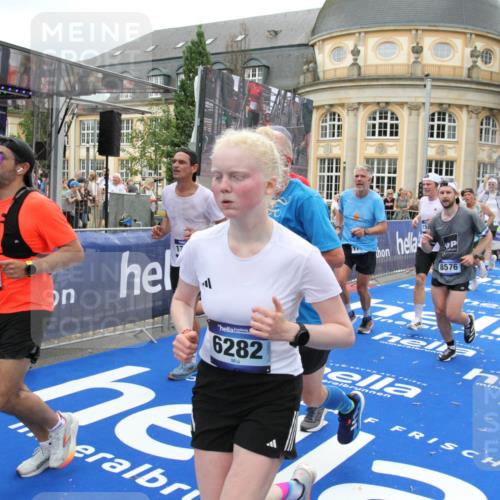 29.06.2025 - hella hamburg halbmarathon Michael Strokosch http://msf.ph/oto/8336540 29.06.2025 10:50:39 Ziel 1399, 1750, 3414, 4346, 5447, 6282, 6662, 7397, 7583, 7786, 8576, 9057, 11214, 13808, 13812, 13875, 15519, 15803, 16291, 16806, 17179, 17247, 18006, 18413 meine-sportfotos.de