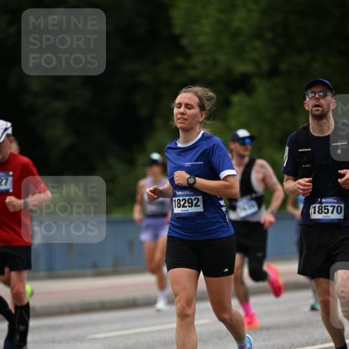 29.06.2025 - hella hamburg halbmarathon Dr. Thomas Lammeyer http://msf.ph/oto/8336574 29.06.2025 10:40:03 Kennedybrücke 1336, 1717, 2352, 2412, 2588, 2827, 3828, 4413, 4965, 5147, 5531, 6021, 6381, 6845, 6867, 7111, 7275, 8356, 8567, 8947, 9470, 9819, 10047, 10565, 10567, 11010, 11187, 11198, 11233, 11359 meine-sportfotos.de