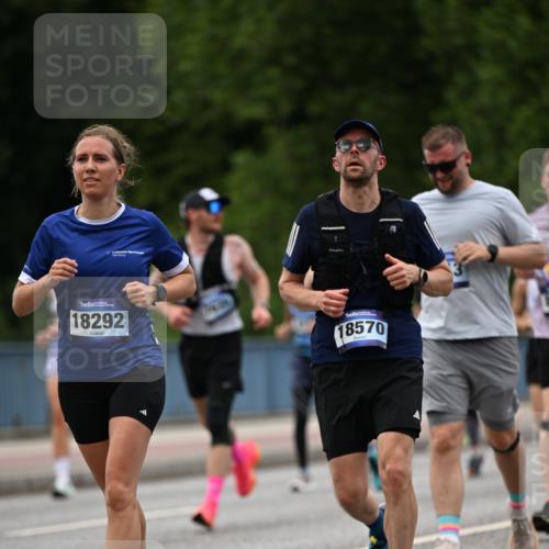 29.06.2025 - hella hamburg halbmarathon Dr. Thomas Lammeyer http://msf.ph/oto/8336594 29.06.2025 10:40:04 Kennedybrücke 1336, 1717, 2352, 2412, 2588, 2827, 3828, 4413, 4965, 5012, 5147, 5531, 6021, 6381, 6845, 6867, 7111, 7275, 8356, 8567, 8947, 9470, 9819, 10047, 10565, 10567, 11010, 11187, 11198, 11233 meine-sportfotos.de