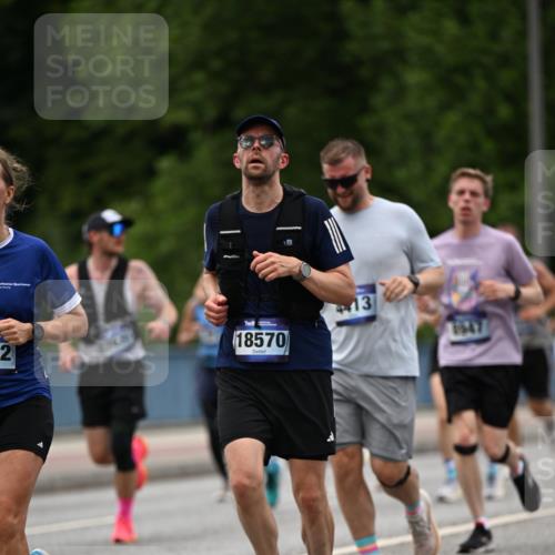 29.06.2025 - hella hamburg halbmarathon Dr. Thomas Lammeyer http://msf.ph/oto/8336606 29.06.2025 10:40:04 Kennedybrücke 1336, 1717, 2352, 2412, 2588, 2827, 3828, 4413, 4965, 5012, 5147, 5531, 6021, 6381, 6845, 6867, 7111, 7275, 8356, 8567, 8947, 9470, 9819, 10047, 10565, 10567, 11010, 11187, 11198, 11233 meine-sportfotos.de