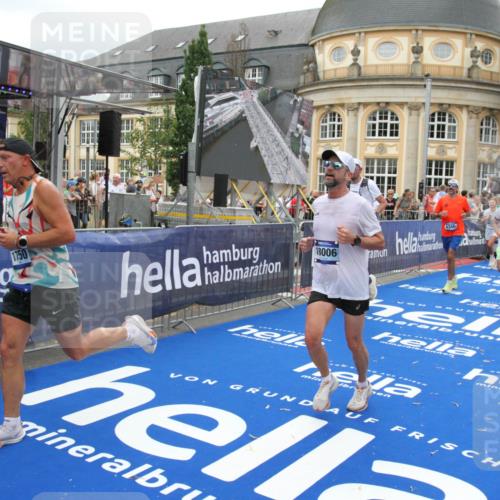 29.06.2025 - hella hamburg halbmarathon Michael Strokosch http://msf.ph/oto/8336776 29.06.2025 10:50:41 Ziel 1399, 1750, 4346, 6282, 6662, 6712, 7134, 7397, 7583, 7786, 7952, 8576, 9057, 11214, 11356, 13701, 13808, 13812, 13875, 15519, 15803, 16291, 16806, 17179, 17247, 18006, 18413, 18820 meine-sportfotos.de