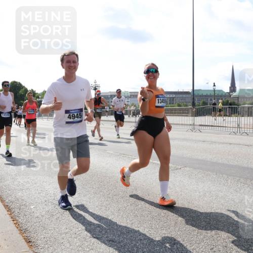 29.06.2025 - hella hamburg halbmarathon Lena Gebhardt http://msf.ph/oto/8336795 29.06.2025 10:00:36 Lombardsbrücke 14348, 16418, 4945, 17145, 13459, 1019, 1180, 1239, 1526, 1544, 1568, 1583, 1611, 1681, 2027, 2086, 2159, 2236, 2346, 2426, 2474, 2606, 2652, 2730, 2982, 3042, 3059, 3141, 3177, 3181, 3319, 3400, 3794, 3861, 3898, 3983, 4419, 4579, 4594, 4616, 4767, 4813, 4940, 4945, 5033, 5272, 5418, 5643, 5728, 6082, 6084, 6104, 6138, 6220, 6260, 6443, 6470, 6714, 6757, 8478, 8632, 8923, 9124, 9553, 9555, 9577, 10074, 10599 meine-sportfotos.de