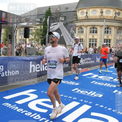 29.06.2025 - hella hamburg halbmarathon Michael Strokosch http://msf.ph/oto/8336818 29.06.2025 10:50:41 Ziel 1399, 1750, 4346, 6282, 6662, 6712, 7134, 7397, 7583, 7786, 7952, 8576, 9057, 11214, 11356, 13701, 13808, 13812, 13875, 15519, 15803, 16291, 16806, 17179, 17247, 18006, 18413, 18820 meine-sportfotos.de