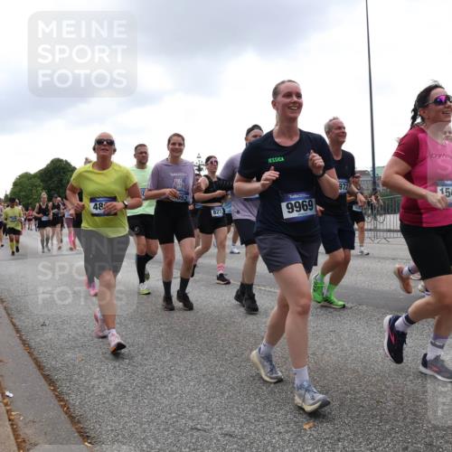 29.06.2025 - hella hamburg halbmarathon Lena Gebhardt http://msf.ph/oto/8336911 29.06.2025 10:47:39 Lombardsbrücke 48, 352, 827, 9969, 972, 15413, 201, 1045, 1246, 1392, 1434, 1463, 1523, 1618, 1639, 1704, 1926, 2148, 2197, 2407, 2491, 2545, 2704, 2790, 2882, 2994, 3049, 3339, 4037, 4184, 4325, 4423, 4806, 4856, 4895, 4974, 4975, 5621, 5622, 5886, 5895, 6255, 6256, 6879, 6995, 7403, 7427, 7430, 7431, 7630, 7631, 7970, 8077, 8105, 8131, 8270, 8310, 8550, 8774, 8915, 8953, 9018, 9687, 9696, 9697, 10658, 10991, 11351, 11458, 11730, 11738, 11802, 11909, 12431 meine-sportfotos.de