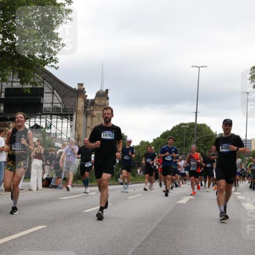 29.06.2025 - hella hamburg halbmarathon Yannick Fuchs http://msf.ph/oto/8336938 29.06.2025 10:51:58 20KM 1595, 1611, 2025, 2488, 2656, 2759, 2840, 2883, 2907, 3093, 3859, 4319, 4426, 4467, 4502, 4632, 4708, 4833, 5277, 5341, 5926, 6104, 6138, 6147, 6531, 6595, 7082, 7138, 7189, 8322, 8585, 9316, 9485, 10599, 10788, 11645, 12585, 13465, 13816, 13880, 14266, 14571, 15217, 15434, 16517, 16531, 17405, 17415, 17543, 17827, 18068, 18180, 18492, 18501, 18587, 18762, 18891 meine-sportfotos.de