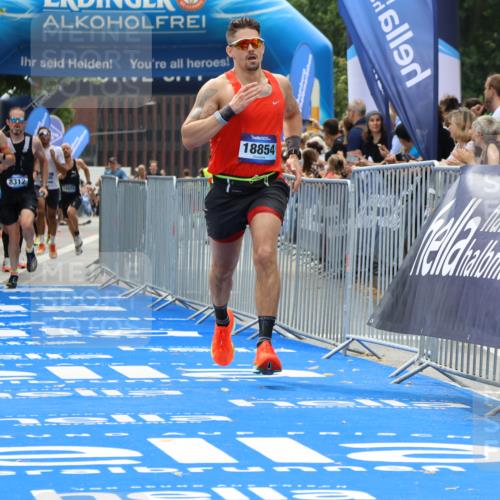 29.06.2025 - hella hamburg halbmarathon Strokosch-Dieckow http://msf.ph/oto/8336966 29.06.2025 10:33:32 Ziel 1053, 1396, 2836, 4602, 8312, 8956, 12595, 14975, 15326, 16931, 17191, 18731, 18854 meine-sportfotos.de