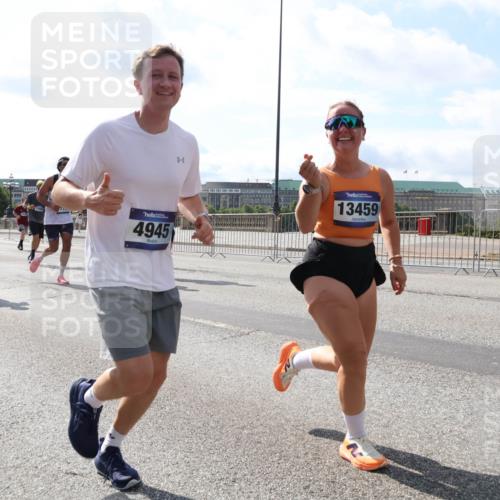 29.06.2025 - hella hamburg halbmarathon Lena Gebhardt http://msf.ph/oto/8336978 29.06.2025 10:00:36 Lombardsbrücke 14348, 18377, 16418, 4945, 13459, 1019, 1180, 1239, 1526, 1544, 1568, 1583, 1611, 1681, 2027, 2086, 2159, 2236, 2346, 2426, 2474, 2606, 2652, 2730, 2982, 3042, 3059, 3141, 3177, 3181, 3319, 3400, 3794, 3861, 3898, 3983, 4419, 4579, 4594, 4616, 4767, 4813, 4940, 4945, 5033, 5272, 5418, 5643, 5728, 6082, 6084, 6104, 6138, 6220, 6260, 6443, 6470, 6714, 6757, 8478, 8632, 8923, 9124, 9553, 9555, 9577, 10074, 10599 meine-sportfotos.de
