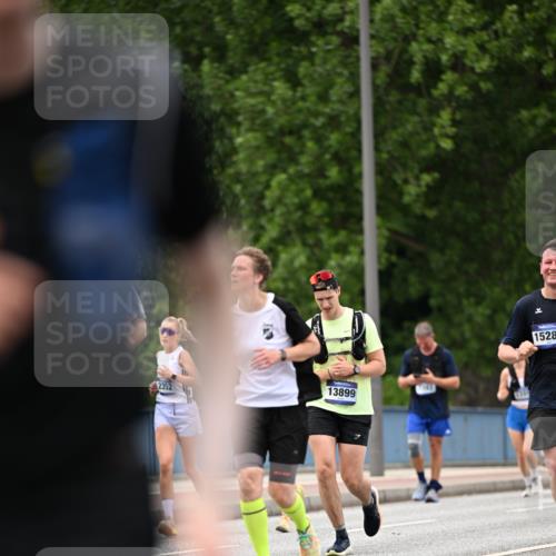 29.06.2025 - hella hamburg halbmarathon Dr. Thomas Lammeyer http://msf.ph/oto/8337015 29.06.2025 10:40:07 Kennedybrücke 1036, 1336, 1717, 2352, 2412, 2588, 2827, 3741, 4413, 5012, 5531, 6021, 6381, 6845, 6867, 6896, 7111, 7275, 7927, 8356, 8567, 8947, 9470, 9819, 10047, 10119, 10567, 11010, 11187, 11198, 11233 meine-sportfotos.de