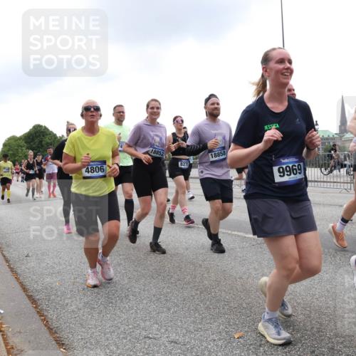 29.06.2025 - hella hamburg halbmarathon Lena Gebhardt http://msf.ph/oto/8337017 29.06.2025 10:47:40 Lombardsbrücke 4806, 14, 18852, 18858, 8270, 9969, 20, 15413, 1045, 1246, 1392, 1434, 1463, 1523, 1618, 1639, 1704, 1926, 2148, 2197, 2407, 2491, 2545, 2704, 2790, 2882, 2994, 3049, 3339, 4037, 4184, 4325, 4423, 4806, 4856, 4895, 4974, 4975, 5621, 5622, 5886, 5895, 6255, 6256, 6879, 6995, 7240, 7403, 7427, 7630, 7631, 7970, 8077, 8105, 8131, 8270, 8310, 8550, 8774, 8915, 8953, 9018, 9687, 9696, 9697, 10658, 10991, 11351, 11458, 11730, 11738, 11802, 11909, 12431 meine-sportfotos.de
