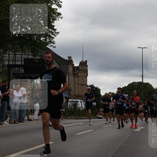 29.06.2025 - hella hamburg halbmarathon Yannick Fuchs http://msf.ph/oto/8337079 29.06.2025 10:51:59 20KM 1595, 1611, 2025, 2488, 2656, 2759, 2840, 2883, 2907, 3093, 3859, 4319, 4426, 4467, 4502, 4632, 4708, 4833, 5277, 5341, 5926, 6104, 6138, 6147, 6531, 6595, 7082, 7138, 7189, 8322, 8585, 9316, 9485, 10599, 10788, 11645, 12585, 13465, 13816, 13880, 14266, 14571, 15217, 15434, 15527, 16517, 16531, 17405, 17415, 17543, 17827, 18068, 18180, 18492, 18501, 18587, 18762, 18891 meine-sportfotos.de