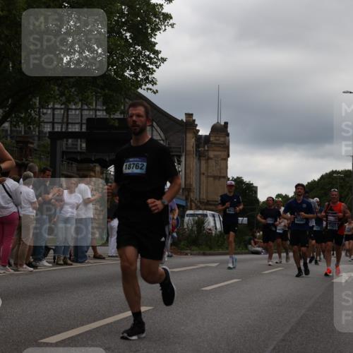 29.06.2025 - hella hamburg halbmarathon Yannick Fuchs http://msf.ph/oto/8337115 29.06.2025 10:51:59 20KM 1595, 1611, 2025, 2488, 2656, 2759, 2840, 2883, 2907, 3093, 3859, 4319, 4426, 4467, 4502, 4632, 4708, 4833, 5277, 5341, 5926, 6104, 6138, 6147, 6531, 6595, 7082, 7138, 7189, 8322, 8585, 9316, 9485, 10599, 10788, 11645, 12585, 13465, 13816, 13880, 14266, 14571, 15217, 15434, 15527, 16517, 16531, 17405, 17415, 17543, 17827, 18068, 18180, 18492, 18501, 18587, 18762, 18891 meine-sportfotos.de