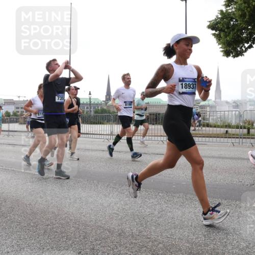 29.06.2025 - hella hamburg halbmarathon Lena Gebhardt http://msf.ph/oto/8337121 29.06.2025 10:38:09 Lombardsbrücke 5329, 819, 735, 8199, 18937, 1196, 1394, 1457, 1475, 1578, 1596, 1742, 1791, 1799, 1901, 1966, 1985, 2113, 2151, 2498, 2786, 2853, 3010, 3094, 3095, 3230, 3242, 3246, 3286, 3338, 3635, 3636, 3716, 3777, 3841, 3880, 4159, 4414, 4883, 4921, 5139, 5300, 5522, 5713, 5735, 6199, 6200, 6243, 6362, 6697, 6751, 6930, 7118, 7165, 7244, 7321, 7350, 7552, 7629, 7696, 7868, 7914, 8985, 9247, 9288, 9895, 10159, 10836, 11087, 11543, 12254 meine-sportfotos.de