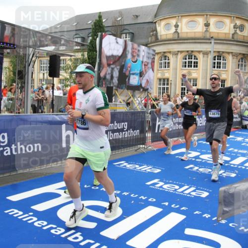 29.06.2025 - hella hamburg halbmarathon Michael Strokosch http://msf.ph/oto/8337132 29.06.2025 10:50:43 Ziel 1399, 1750, 2234, 2788, 4346, 6662, 6712, 7134, 7583, 7786, 7952, 9057, 11356, 13701, 13808, 13875, 15519, 16291, 18006, 18229, 18413, 18820 meine-sportfotos.de
