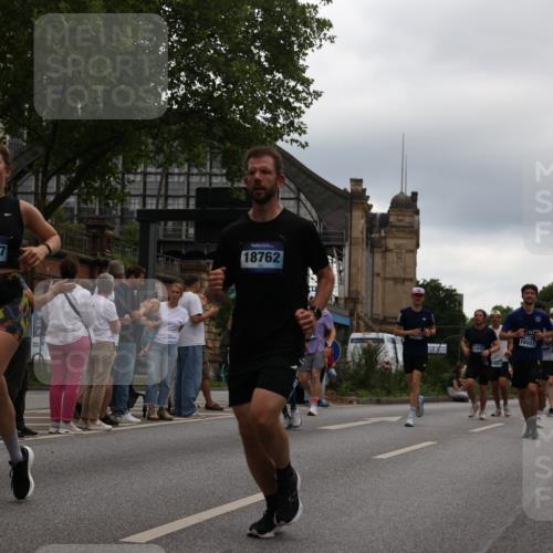 29.06.2025 - hella hamburg halbmarathon Yannick Fuchs http://msf.ph/oto/8337214 29.06.2025 10:51:59 20KM 1595, 1611, 2025, 2488, 2656, 2759, 2840, 2883, 2907, 3093, 3859, 4319, 4426, 4467, 4502, 4632, 4708, 4833, 5277, 5341, 5926, 6104, 6138, 6147, 6531, 6595, 7082, 7138, 7189, 8322, 8585, 9316, 9485, 10599, 10788, 11645, 12585, 13465, 13816, 13880, 14266, 14571, 15217, 15434, 15527, 16517, 16531, 17405, 17415, 17543, 17827, 18068, 18180, 18492, 18501, 18587, 18762, 18891 meine-sportfotos.de