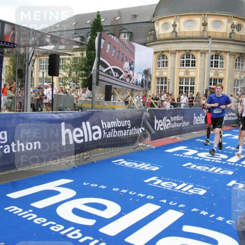 29.06.2025 - hella hamburg halbmarathon Michael Strokosch http://msf.ph/oto/8337479 29.06.2025 10:50:46 Ziel 2234, 2788, 5115, 6662, 6712, 7134, 7583, 7952, 8657, 11356, 13701, 13808, 13875, 15426, 15720, 16291, 17129, 17908, 18229, 18370, 18413, 18820 meine-sportfotos.de