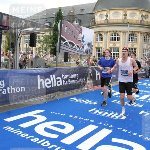 29.06.2025 - hella hamburg halbmarathon Michael Strokosch http://msf.ph/oto/8337577 29.06.2025 10:50:47 Ziel 2234, 2788, 5115, 6712, 7134, 7583, 7952, 8657, 11356, 13701, 15426, 15720, 16291, 17129, 17908, 18229, 18370, 18413, 18820 meine-sportfotos.de