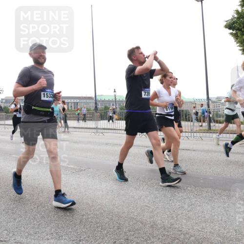 29.06.2025 - hella hamburg halbmarathon Lena Gebhardt http://msf.ph/oto/8337675 29.06.2025 10:38:09 Lombardsbrücke 9391, 15329, 735, 8198, 8199, 1196, 1394, 1457, 1475, 1578, 1596, 1742, 1791, 1799, 1901, 1966, 1985, 2113, 2151, 2498, 2786, 2853, 3010, 3094, 3095, 3230, 3242, 3246, 3286, 3338, 3635, 3636, 3716, 3777, 3841, 3880, 4159, 4414, 4883, 4921, 5139, 5300, 5522, 5713, 5735, 6199, 6200, 6243, 6362, 6697, 6751, 6930, 7118, 7165, 7244, 7321, 7350, 7552, 7629, 7696, 7868, 7914, 8985, 9247, 9288, 9895, 10159, 10836, 11087, 11543, 12254 meine-sportfotos.de