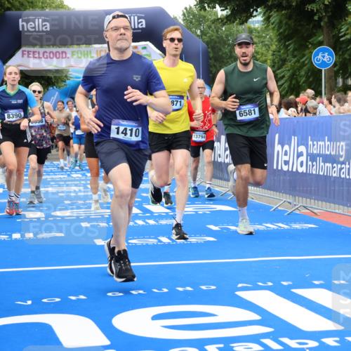 29.06.2025 - hella hamburg halbmarathon Strokosch-Dieckow http://msf.ph/oto/8337712 29.06.2025 10:54:07 Ziel 1151, 1410, 3177, 3208, 3209, 3898, 5638, 6082, 6084, 6294, 6356, 6443, 6581, 8390, 9032, 9791, 11499, 12213, 12379, 13033, 13397, 13794, 15169, 15524, 16780, 16871, 17348, 18308 meine-sportfotos.de