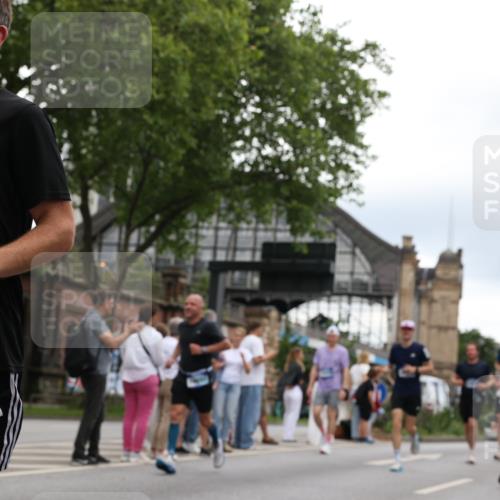 29.06.2025 - hella hamburg halbmarathon Yannick Fuchs http://msf.ph/oto/8337863 29.06.2025 10:52:00 20KM 1595, 1611, 2025, 2488, 2656, 2759, 2840, 2883, 2907, 3093, 3251, 3859, 4319, 4426, 4467, 4502, 4632, 4708, 4833, 5277, 5341, 5926, 6104, 6138, 6147, 6531, 6595, 7082, 7138, 7189, 8322, 8585, 9316, 9485, 10599, 10788, 11645, 12378, 12585, 12879, 13465, 13816, 13880, 14266, 14571, 15217, 15434, 15527, 16531, 17405, 17415, 17827, 18068, 18180, 18492, 18501, 18587, 18762, 18891 meine-sportfotos.de