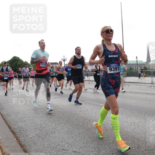 29.06.2025 - hella hamburg halbmarathon Lena Gebhardt http://msf.ph/oto/8338013 29.06.2025 10:38:10 Lombardsbrücke 5713, 13103, 15762, 921, 9391, 11421, 1196, 1394, 1457, 1475, 1578, 1596, 1742, 1791, 1799, 1901, 1966, 1985, 2113, 2151, 2498, 2786, 2853, 3010, 3094, 3095, 3230, 3242, 3246, 3286, 3338, 3635, 3636, 3716, 3777, 3841, 3880, 4159, 4414, 4883, 4921, 5085, 5089, 5139, 5155, 5300, 5522, 5713, 5735, 6199, 6200, 6362, 6697, 6751, 6930, 7117, 7118, 7165, 7244, 7321, 7350, 7552, 7629, 7696, 7868, 7914, 8985, 9247, 9288, 9895, 10159, 10836, 11087, 11543 meine-sportfotos.de
