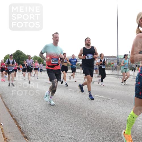 29.06.2025 - hella hamburg halbmarathon Lena Gebhardt http://msf.ph/oto/8338166 29.06.2025 10:38:10 Lombardsbrücke 13103, 762, 4921, 11421, 939, 1196, 1394, 1457, 1475, 1578, 1596, 1742, 1791, 1799, 1901, 1966, 1985, 2113, 2151, 2498, 2786, 2853, 3010, 3094, 3095, 3230, 3242, 3246, 3286, 3338, 3635, 3636, 3716, 3777, 3841, 3880, 4159, 4414, 4883, 4921, 5085, 5089, 5139, 5155, 5300, 5522, 5713, 5735, 6199, 6200, 6362, 6697, 6751, 6930, 7117, 7118, 7165, 7244, 7321, 7350, 7552, 7629, 7696, 7868, 7914, 8985, 9247, 9288, 9895, 10159, 10836, 11087, 11543 meine-sportfotos.de