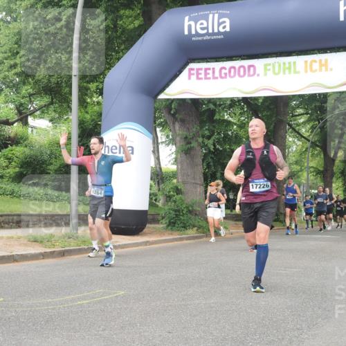 29.06.2025 - hella hamburg halbmarathon KatJ http://msf.ph/oto/8338342 29.06.2025 10:48:09 Zwischen KM18-KM19 1264, 7049, 8721 meine-sportfotos.de