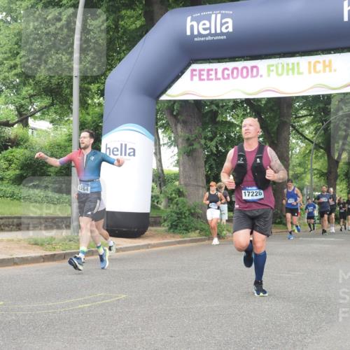 29.06.2025 - hella hamburg halbmarathon KatJ http://msf.ph/oto/8338359 29.06.2025 10:48:09 Zwischen KM18-KM19 1264, 7049, 8721 meine-sportfotos.de