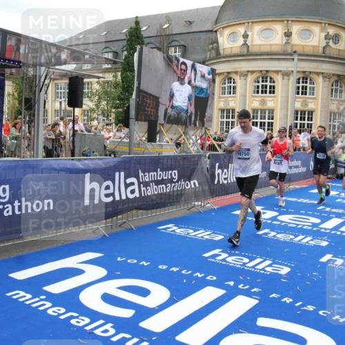 29.06.2025 - hella hamburg halbmarathon Michael Strokosch http://msf.ph/oto/8338453 29.06.2025 10:50:55 Ziel 1466, 3654, 3947, 4839, 5018, 5115, 7052, 8205, 8572, 10750, 11551, 15395, 15643, 18182 meine-sportfotos.de