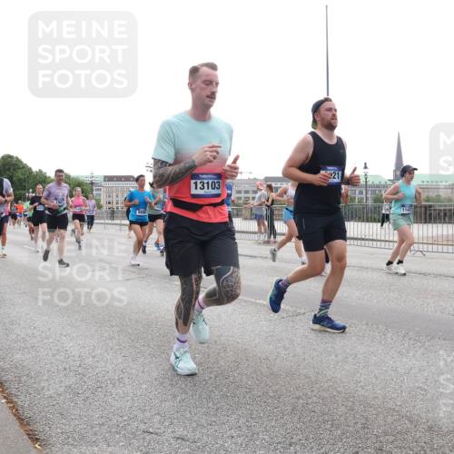 29.06.2025 - hella hamburg halbmarathon Lena Gebhardt http://msf.ph/oto/8338485 29.06.2025 10:38:11 Lombardsbrücke 5113, 13103, 21, 11421, 1196, 1394, 1457, 1475, 1578, 1596, 1742, 1791, 1799, 1901, 1966, 1985, 2113, 2151, 2498, 2786, 3010, 3094, 3095, 3242, 3246, 3286, 3338, 3635, 3636, 3716, 3777, 3841, 3880, 4159, 4414, 4883, 4921, 5085, 5089, 5139, 5155, 5300, 5522, 5713, 5735, 6199, 6200, 6362, 6697, 6751, 6930, 7117, 7118, 7165, 7244, 7321, 7350, 7552, 7629, 7696, 7868, 7914, 8985, 9247, 9288, 9895, 10159, 10836, 11087, 11543 meine-sportfotos.de