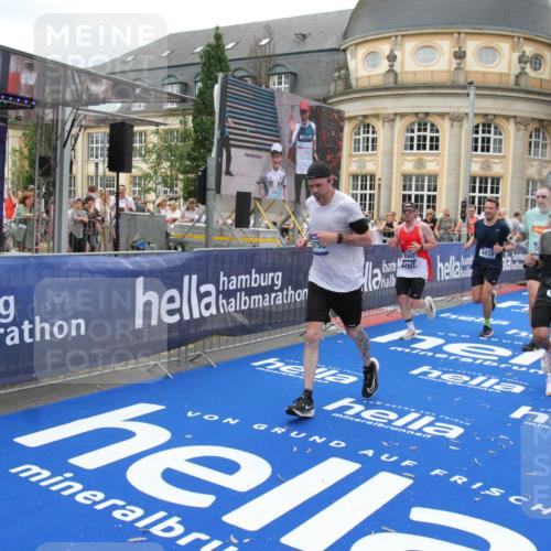 29.06.2025 - hella hamburg halbmarathon Michael Strokosch http://msf.ph/oto/8338529 29.06.2025 10:50:55 Ziel 1466, 3654, 3947, 4839, 5018, 5115, 7052, 8205, 8572, 10750, 11551, 15395, 15643, 18182 meine-sportfotos.de