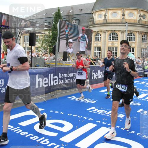 29.06.2025 - hella hamburg halbmarathon Michael Strokosch http://msf.ph/oto/8338562 29.06.2025 10:50:56 Ziel 1466, 3654, 3947, 4839, 5018, 7052, 7369, 8205, 8572, 10750, 11551, 13687, 15362, 15395, 15643, 18182 meine-sportfotos.de