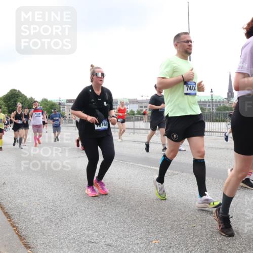 29.06.2025 - hella hamburg halbmarathon Lena Gebhardt http://msf.ph/oto/8338655 29.06.2025 10:47:41 Lombardsbrücke 1309, 1434, 781, 1390, 2142, 740, 1885, 1045, 1246, 1392, 1434, 1463, 1523, 1618, 1639, 1704, 1926, 2148, 2197, 2407, 2491, 2545, 2704, 2790, 2882, 2994, 3049, 3339, 4037, 4184, 4325, 4423, 4806, 4856, 4895, 4974, 4975, 5621, 5622, 5886, 5895, 6255, 6256, 6879, 6995, 7240, 7403, 7427, 7630, 7631, 7970, 8077, 8105, 8270, 8310, 8550, 8774, 8915, 8953, 9018, 9687, 9696, 9697, 10658, 10991, 11351, 11458, 11730, 11738, 11802, 11909, 12431 meine-sportfotos.de