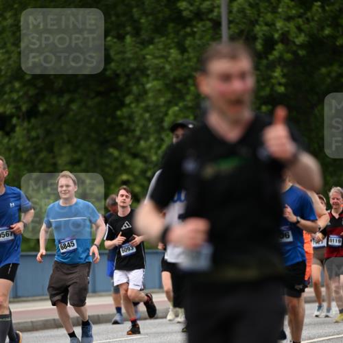 29.06.2025 - hella hamburg halbmarathon Dr. Thomas Lammeyer http://msf.ph/oto/8338748 29.06.2025 10:40:12 Kennedybrücke 1036, 1183, 1336, 1717, 2352, 2412, 2588, 2827, 3741, 3990, 4413, 4902, 5012, 5240, 5531, 6021, 6381, 6845, 6896, 7111, 7275, 7927, 8356, 8947, 10047, 10119, 10336, 10341, 10567, 11010, 11187, 11198, 11233 meine-sportfotos.de