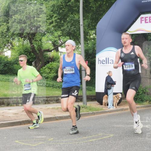 29.06.2025 - hella hamburg halbmarathon KatJ http://msf.ph/oto/8338840 29.06.2025 10:18:43 Zwischen KM18-KM19 1827, 7389, 8473 meine-sportfotos.de