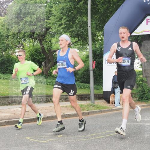 29.06.2025 - hella hamburg halbmarathon KatJ http://msf.ph/oto/8338862 29.06.2025 10:18:43 Zwischen KM18-KM19 1827, 7389, 8473 meine-sportfotos.de