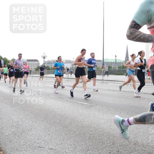 29.06.2025 - hella hamburg halbmarathon Lena Gebhardt http://msf.ph/oto/8338984 29.06.2025 10:38:12 Lombardsbrücke 5713, 4414, 3103, 1196, 1394, 1457, 1475, 1578, 1596, 1742, 1791, 1799, 1901, 1966, 1985, 2113, 2151, 2498, 2786, 3010, 3094, 3095, 3242, 3246, 3286, 3338, 3635, 3636, 3716, 3777, 3841, 3880, 4139, 4155, 4159, 4414, 4883, 4921, 5085, 5089, 5139, 5155, 5300, 5522, 5713, 5735, 6199, 6200, 6362, 6697, 6751, 6930, 7117, 7118, 7165, 7244, 7321, 7552, 7629, 7696, 7868, 7914, 8985, 9247, 9288, 9895, 10159, 10836, 11087, 11543 meine-sportfotos.de