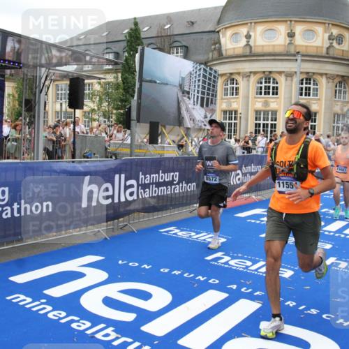 29.06.2025 - hella hamburg halbmarathon Michael Strokosch http://msf.ph/oto/8338986 29.06.2025 10:51:01 Ziel 1466, 1630, 2207, 3654, 7369, 8117, 8205, 8572, 10215, 11551, 12778, 13008, 13687, 14125, 15362, 15395, 15643, 16285, 17221, 18350 meine-sportfotos.de