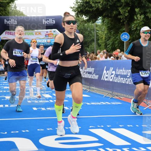 29.06.2025 - hella hamburg halbmarathon Strokosch-Dieckow http://msf.ph/oto/8339030 29.06.2025 10:53:58 Ziel 1151, 1410, 1706, 1815, 1870, 2432, 3096, 3208, 3209, 6356, 6374, 6481, 7395, 7918, 7973, 8394, 9032, 11499, 11789, 12379, 12413, 13032, 13869, 14175, 16477, 16538, 17348, 18308, 18418, 18831, 18879, 18915, 19177 meine-sportfotos.de