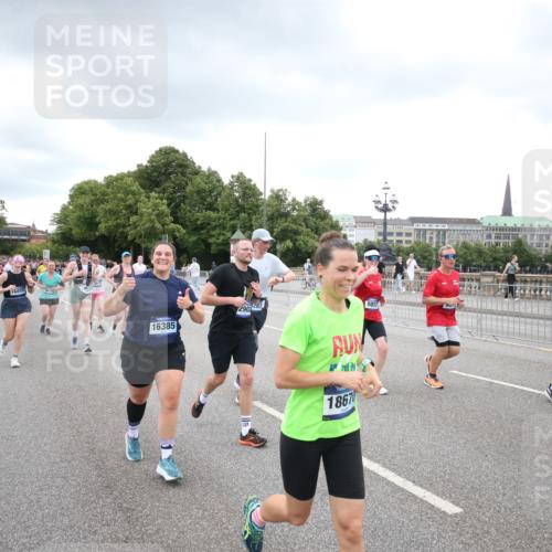 29.06.2025 - hella hamburg halbmarathon Jannik Wohlers http://msf.ph/oto/8339031 29.06.2025 10:55:10 Lombardsbrücke 1616, 1873, 1917, 3101, 3115, 3244, 5220, 5222, 5483, 5487, 5575, 7548, 7680, 8527, 8626, 9614, 9618, 9857, 9858, 9956, 10094, 10559, 10593, 10885, 11109, 12695, 12902, 14727, 15081, 15116, 15289, 16267, 16336, 16385, 16855, 16926, 17019, 17392, 17396, 18670, 18972 meine-sportfotos.de