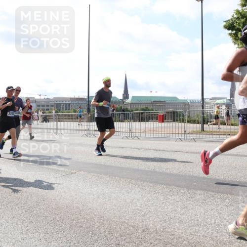 29.06.2025 - hella hamburg halbmarathon Lena Gebhardt http://msf.ph/oto/8339088 29.06.2025 10:00:39 Lombardsbrücke 11605, 70, 18377, 2236, 10599, 1019, 1180, 1239, 1526, 1544, 1568, 1583, 1611, 1681, 2027, 2086, 2236, 2346, 2426, 2474, 2606, 2652, 2730, 2982, 3042, 3059, 3141, 3177, 3319, 3400, 3794, 3861, 3898, 3983, 4419, 4579, 4594, 4616, 4767, 4813, 4940, 4945, 5033, 5272, 5418, 5643, 5728, 5870, 6082, 6084, 6104, 6138, 6220, 6260, 6443, 6470, 6714, 6757, 7761, 8255, 8478, 8632, 8923, 9124, 9553, 9555, 9577, 10074, 10271, 10599 meine-sportfotos.de