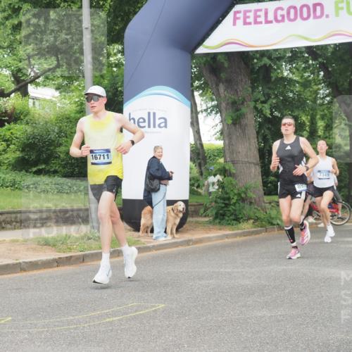 29.06.2025 - hella hamburg halbmarathon KatJ http://msf.ph/oto/8339138 29.06.2025 10:18:48 Zwischen KM18-KM19 1827, 7349, 7389 meine-sportfotos.de