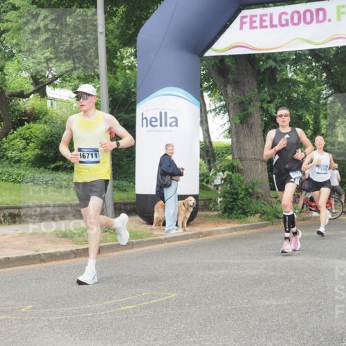29.06.2025 - hella hamburg halbmarathon KatJ http://msf.ph/oto/8339153 29.06.2025 10:18:48 Zwischen KM18-KM19 1827, 7349, 7389 meine-sportfotos.de