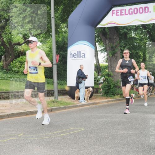 29.06.2025 - hella hamburg halbmarathon KatJ http://msf.ph/oto/8339181 29.06.2025 10:18:48 Zwischen KM18-KM19 1827, 7349, 7389 meine-sportfotos.de